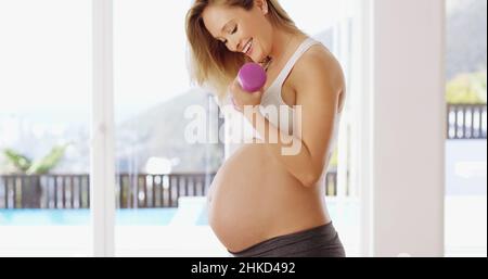 Il suo bambino avrà bisogno di una mummia forte Foto Stock