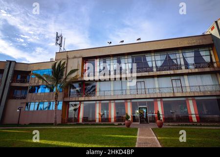 Marabous stillt sulla cima del tetto di un hotel di lusso sulle rive del Lago Victoria a Entebbe, Uganda Foto Stock