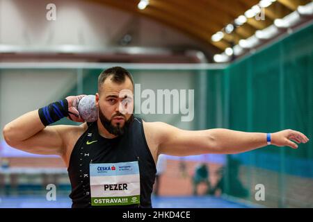 Ostrava, Repubblica Ceca. 03rd Feb 2022. Mesud Pezer della Bosnia compete in un colpo da uomo messo durante il meeting di atletica del Ceco Indoor Gala a Ostrava, Repubblica Ceca, 3 febbraio 2022. Credit: Vladimir Prycek/CTK Photo/Alamy Live News Foto Stock