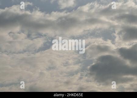 Cielo grigio pesantemente nuvoloso durante una giornata di pioggia nei Paesi Bassi, in Europa. Foto Stock