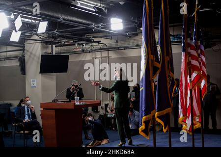 Washington, Vereinigte Staaten. 03rd Feb 2022. Il relatore della Camera dei rappresentanti degli Stati Uniti Nancy Pelosi (democratico della California) parte la sua conferenza stampa settimanale al Campidoglio degli Stati Uniti a Washington, DC, giovedì 3 febbraio 2022. Credit: Rod Lammey/CNP/dpa/Alamy Live News Foto Stock