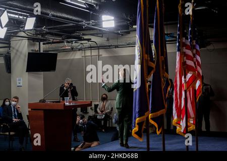 Washington, Vereinigte Staaten. 03rd Feb 2022. Il relatore della Camera dei rappresentanti degli Stati Uniti Nancy Pelosi (democratico della California) parte la sua conferenza stampa settimanale al Campidoglio degli Stati Uniti a Washington, DC, giovedì 3 febbraio 2022. Credit: Rod Lammey/CNP/dpa/Alamy Live News Foto Stock