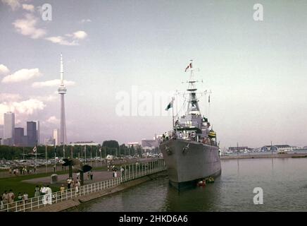 HMCS Haida ex cacciatorpediniere Royal Canadian Navy ancorato a Toronto Ontario Place 1980 settembre. Toronto, Ontario, Canada Foto Stock