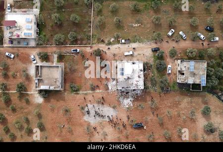 Idlib, Siria. 03rd Feb 2022. La gente controlla una casa distrutta dopo un'operazione da parte dell'esercito degli Stati Uniti nel villaggio siriano di Atmeh, nella provincia di Idlib, Siria, Giovedi, Febbraio. 3, 2022. Le forze speciali degli Stati Uniti hanno effettuato ciò che il Pentagono ha detto è stato un successo, su larga scala controterrorismo raid in Siria nord-occidentale all'inizio di Giovedi. Il presidente Joe Biden ha detto il 03 febbraio che un raid statunitense in Siria ha ucciso Abu Ibrahim al-Hashimi al-Qurayshi - il leader dell'Isis. Foto di Abdulaziz KETAZ/UPI Credit: UPI/Alamy Live News Foto Stock