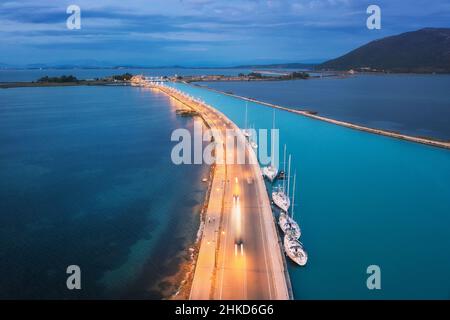 Vista aerea della strada vicino al canale di mare di notte a Lefkada, Grecia Foto Stock