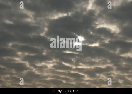 Cielo grigio pesantemente nuvoloso durante una giornata di pioggia nei Paesi Bassi, in Europa. Foto Stock