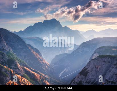 Canyon di montagna illuminato da luminosi raggi del sole al tramonto Foto Stock