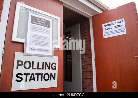 Seggio per le elezioni del Southend West in sostituzione del deputato assassinato Sir David Amess. Chiesa libera di Westcliff. Orari e istruzioni di apertura Foto Stock