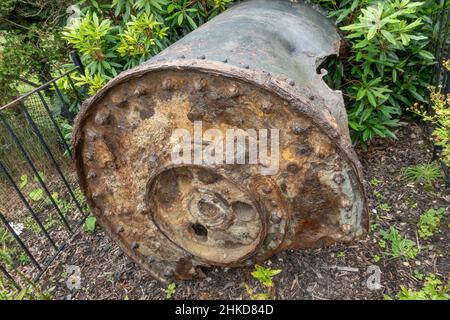 Resti di una bomba rimbalzante nei terreni del Petwood Hotel, casa del leggendario 617 "Dambusters" Squadron nel WW2, Woodhall Spa, Lincolnshire, Regno Unito. Foto Stock