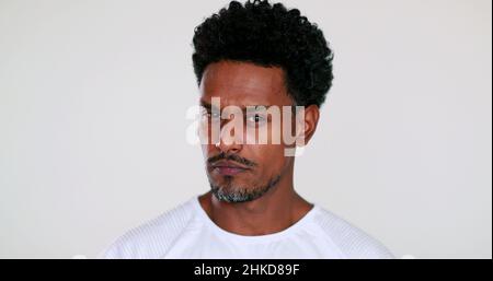 Sospetto uomo africano nero reazione alla fotocamera. Ritratto ragazzo che reagisce con sorpresa Foto Stock