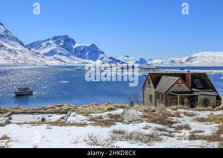 Vista sul fiordo da Qoornoq - ex villaggio di pescatori, oggi residenza estiva nel mezzo del fiordo di Nuuk, Groenlandia Foto Stock