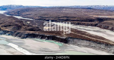 Paesaggio di tundra groenlandese con fiume dalla calotta di ghiaccio fondente, vista aerea, vicino Kangerlussuaq, Groenlandia Foto Stock