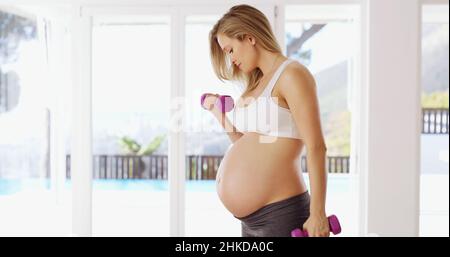 Mantenere la sua forza per il bambino Foto Stock