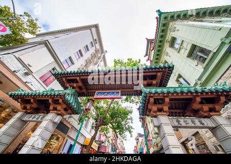 San Francisco, California - 6 agosto 2017: Vista esterna del Dragons Gate all'angolo tra Bush Street e Grant Avenue Foto Stock