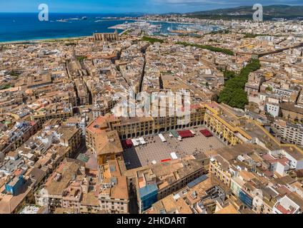 Vista aerea, Plaza Major, piazza storica con caffè, porto di Palma e Cattedrale di Palma, Palma, Maiorca, Isole Baleari, Spagna, luogo di culto, ou Foto Stock