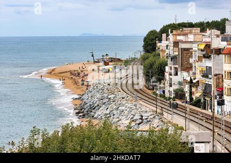 Sant Pol de Mar è il più pittoresco dei villaggi della Costa Brava con le sue case bianche che scendono verso il mare. Foto Stock