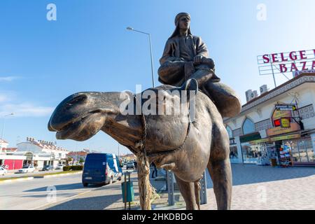 Side, Turchia - 18 gennaio 2020: Statua di cammello di fronte ad un mercato a lato, Turchia. Foto Stock