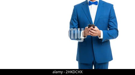 uomo corto in abito bow tie chattare sul telefono isolato su bianco con spazio copia Foto Stock