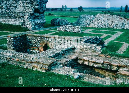 Richborough - resti di un forte romano e sassone sulla costa del Kent, è il luogo in cui le forze romane sono venute a terra in Gran Bretagna. Ramains di 2 case e la casa di bagno. Scansione di archivio da un vetrino. Novembre 1966. Foto Stock