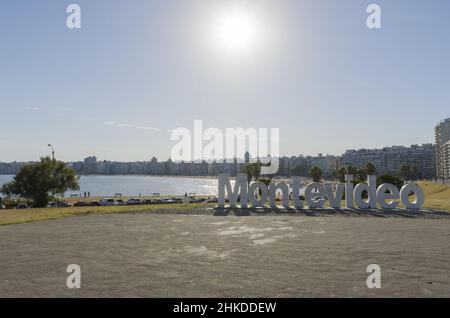 Montevideo, Uruguay - 11th Gennaio 2022 - Montevideo segno sulla spiaggia di Pocitos, un luogo molto occupato per i turisti in Uruguay. Foto Stock