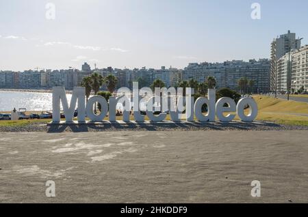 Montevideo, Uruguay - 11th Gennaio 2022 - Montevideo segno sulla spiaggia di Pocitos, un luogo molto occupato per i turisti in Uruguay. Foto Stock