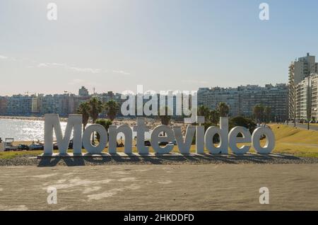 Montevideo, Uruguay - 11th Gennaio 2022 - Montevideo segno sulla spiaggia di Pocitos, un luogo molto occupato per i turisti in Uruguay. Foto Stock