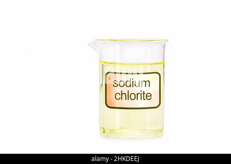 Matraccio con sodio clorito, composto chimico di formula chimica NaClO₂. Utilizzato nel segmento dello zucchero e dell'alcol e nel trattamento e disinfezione delle acque Foto Stock
