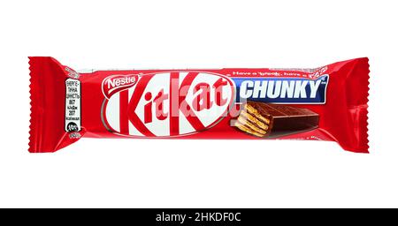 Kiev, Ucraina - 13 dicembre 2021: Tavoletta di cioccolato KitKat su sfondo bianco. Kit Kat è un wafer bar ricoperto di cioccolato e viene ora prodotto g Foto Stock