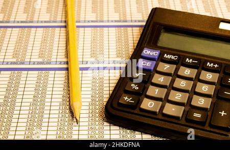 Calcolatrice isolati su sfondo bianco, dispositivo per calcolare i numeri Foto Stock