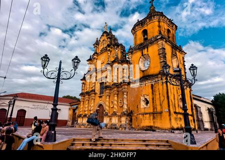 La bella la Recoleccion (Chiesa il ricordo) nel patrimonio dell'umanità dell'UNESCO León, Nicaragua Foto Stock