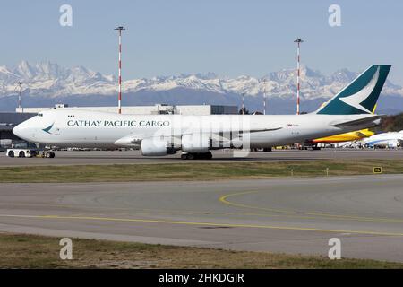 Un cathay Pacific Cargo Boeing 747-800 si dirige verso lo stand da caricare all'aeroporto di Milano Malpensa. Foto Stock