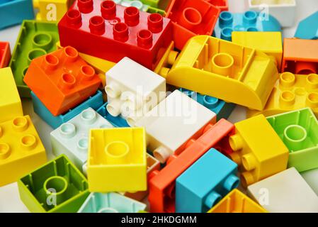 Blocca le parti multicolore del costruttore dei bambini. Giochi per lo sviluppo. Foto Stock