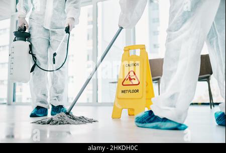La decontaminazione fa una grande differenza. Shot di operatori sanitari che indossano tute di hazmat e sanitizzare una stanza durante un focolaio. Foto Stock