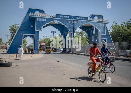 Maiduguri, Nigeria. 29th Nov 2021. Vista dell'ingresso a Maiduguri, la capitale dello Stato di Borno. Il gruppo militante islamico Boko Haram, e più recentemente una fazione chiamata ISWAP, sta combattendo una rivolta nel nord-est della Nigeria per più di un decennio. Credit: SOPA Images Limited/Alamy Live News Foto Stock