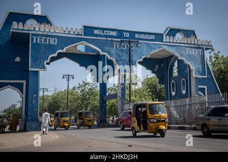 Maiduguri, Nigeria. 29th Nov 2021. Vista dell'ingresso a Maiduguri, la capitale dello Stato di Borno. Il gruppo militante islamico Boko Haram, e più recentemente una fazione chiamata ISWAP, sta combattendo una rivolta nel nord-est della Nigeria per più di un decennio. Credit: SOPA Images Limited/Alamy Live News Foto Stock