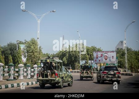 Maiduguri, Nigeria. 29th Nov 2021. Le auto militari hanno visto pattugliare le strade nello Stato di Borno la capitale Maiduguri.il gruppo militante islamico Boko Haram, e più recentemente una fazione chiamata ISWAP, stanno combattendo una rivolta nel nord-est della Nigeria per più di un decennio. Credit: SOPA Images Limited/Alamy Live News Foto Stock