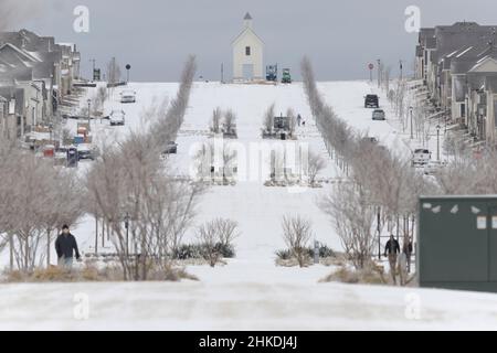 Flower Mound, Texas, USA. 3rd Feb 2022. Un fronte artico freddo ha colpito il Texas del Nord e il resto del paese, portando pioggia e neve gelide nella regione. Nel 2021, il Texas ha vissuto una delle peggiori tempeste invernali della storia che ha portato alla chiusura della rete elettrica dello stato per migliaia di residenti. (Credit Image: © Chris Rusanowsky/ZUMA Press Wire) Foto Stock