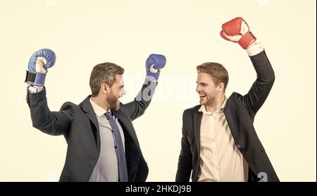 felice due uomini d'affari in guanti di boxe celebrare il successo isolato su bianco, successo aziendale Foto Stock