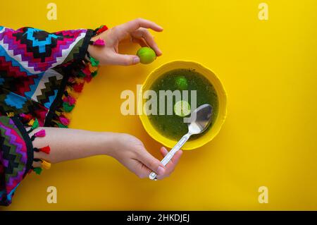 Donna che mangia la tradizionale zuppa egiziana di Molokhia Foto Stock