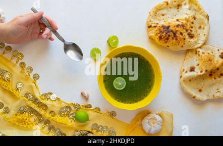 Zuppa egiziana di Molokhia Lat Lay Foto Stock