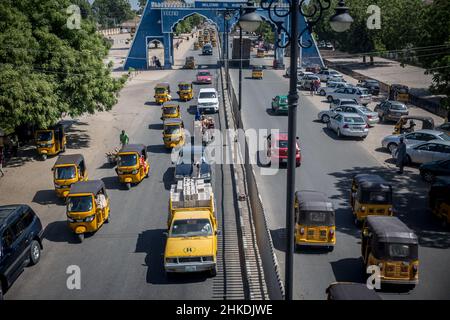 Maiduguri, Nigeria. 29th Nov 2021. Vista dell'ingresso a Maiduguri, la capitale dello Stato di Borno. Il gruppo militante islamico Boko Haram, e più recentemente una fazione chiamata ISWAP, sta combattendo una rivolta nel nord-est della Nigeria per più di un decennio. (Foto di Sally Hayden/SOPA Images/Sipa USA) Credit: Sipa USA/Alamy Live News Foto Stock