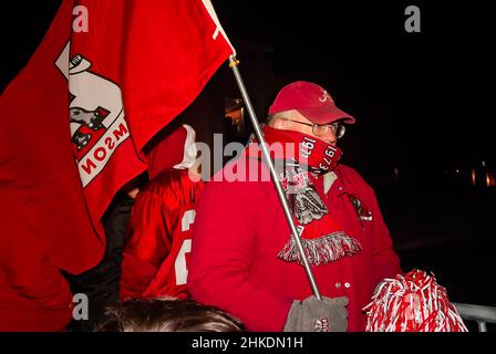 I tifosi di Crimson Tide attendono di congratularsi con la squadra per la vittoria del Campionato Nazionale, 8 gennaio 2010, a Tuscaloosa, Alabama. Foto Stock