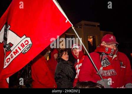 I tifosi di Crimson Tide attendono di congratularsi con la squadra per la vittoria del Campionato Nazionale, 8 gennaio 2010, a Tuscaloosa, Alabama. Foto Stock