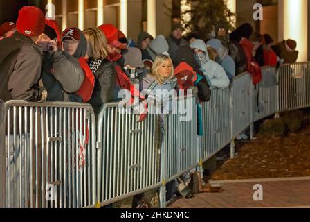 I tifosi di Crimson Tide attendono di congratularsi con la squadra per la vittoria del Campionato Nazionale, 8 gennaio 2010, a Tuscaloosa, Alabama. Foto Stock