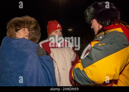 I tifosi di Crimson Tide attendono di congratularsi con la squadra per la vittoria del Campionato Nazionale, 8 gennaio 2010, a Tuscaloosa, Alabama. Foto Stock