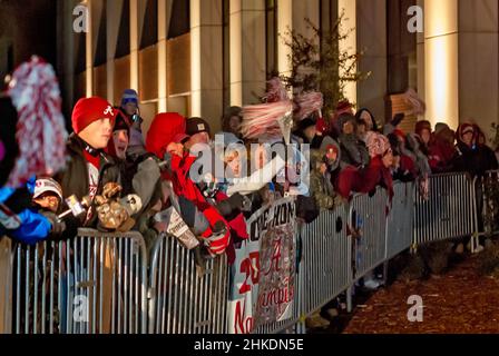 I tifosi di Crimson Tide attendono di congratularsi con la squadra per la vittoria del Campionato Nazionale, 8 gennaio 2010, a Tuscaloosa, Alabama. Foto Stock