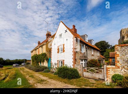 Scena stradale con cottage in stile locale a Cley-Next-the-Sea, un villaggio costiero sulla costa nord di Norfolk, East Anglia, Inghilterra Foto Stock