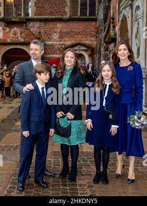 Il principe ereditario Frederik, la principessa ereditaria Maria, la principessa Isabella, il principe Vincenzo e la principessa Josephine di Danimarca arrivano al Palazzo Frederiksborg a Hillerod, il 03 febbraio 2022, la principessa Corona apre al Museo di Storia Nazionale la mostra S.A.R. la principessa ereditaria Maria 1972 – 2022, Che racconta la storia personale e l'importanza della Principessa Corona per la Casa reale di Danimarca, sarà svelato anche un nuovo ritratto della sua altezza reale, in occasione del compleanno della Principessa Corona 50th il 05-02-2022 Foto: Albert Nieboer/Netherlands OUT/Point de Vue OUT Foto Stock