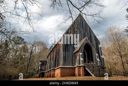 Orrville, Alabama, USA - 26 gennaio 2021: Chiesa episcopale storica di San Luca nel Parco Archeologico di Old Cahawba, originariamente costruita nel 1854. Vecchia Cahawba Foto Stock