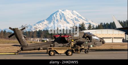 Un elicottero AH-64E Apache nella configurazione del carico aereo, assegnato a 1-229 Battaglione di attacco, 16th Brigata di Aviazione di combattimento siede sul taxiway alla base congiunta Lewis-McChord, Washington il 28 gennaio 2022. L'unità si stava addestrando con gli Airmen di 62nd Air Wing sulle procedure di carico dell'elicottero e di ancoraggio per rimanere pronto per le operazioni di combattimento di spedizione. (STATI UNITI Esercito foto di Capt. Kyle Abraham, 16th combattimento Aviazione Brigade) Foto Stock